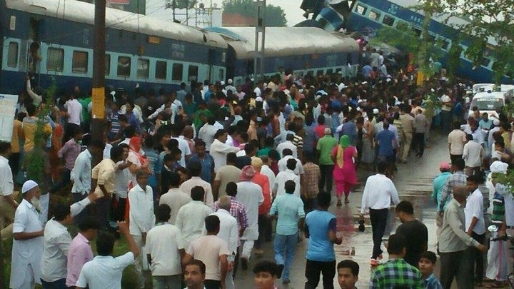 Εκτροχιάστηκε αμαξοστοιχία στην Ινδία – Αναφορές για 10 νεκρούς και υποψίες για τρομοκρατία